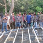 L'Ã©quipe des menuisiers qui a construit la terrasse du "Quai 23".